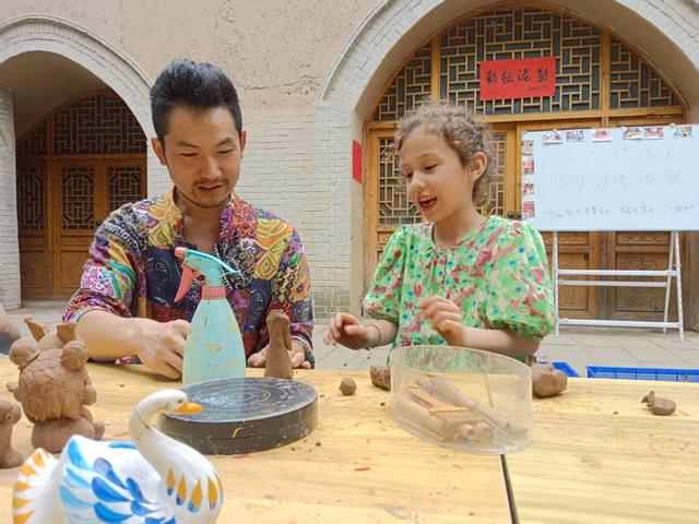 “泥玩杨”点土成金美名扬