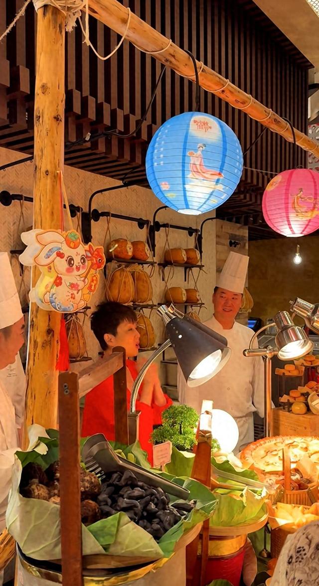 梁安琪好风光，中秋节现身自家酒店澳门葡京切月饼，穿着喜庆霸气