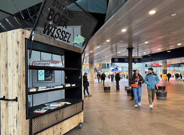 镜观欧洲｜海牙火车站的漂流书架