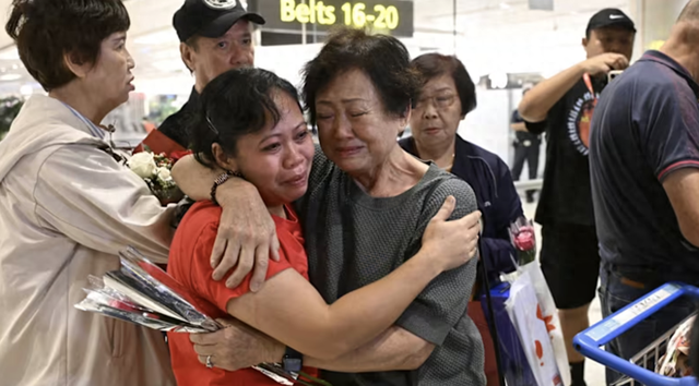 九小时跋涉、睡机场纸板：新加坡旅客逃离合艾洪水的48小时