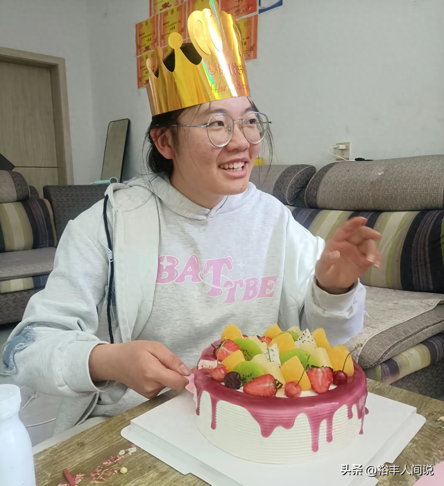 四川高三女孩杜彬洋去世！仅18岁，刚被川北医学院录取，弟弟立碑