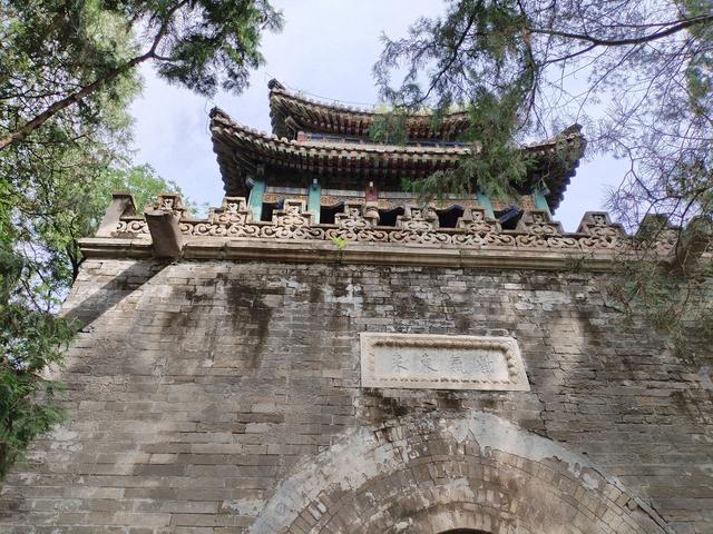 为什么说 谐趣园 嘱新楼的对联可能是挂反了？