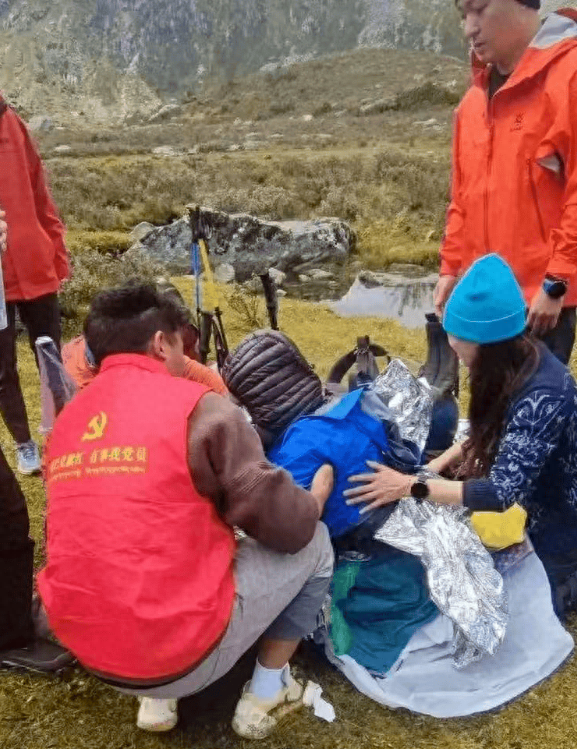 高反女孩仍在昏迷抢救，母亲戴金镯子筹款？这事走向越来越奇怪了