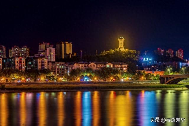 在广元等待吃火锅的间隙，行走于夜色中的嘉陵江畔