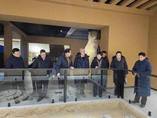 著名长城专家董耀会一行来岫岩调研考察长城文化