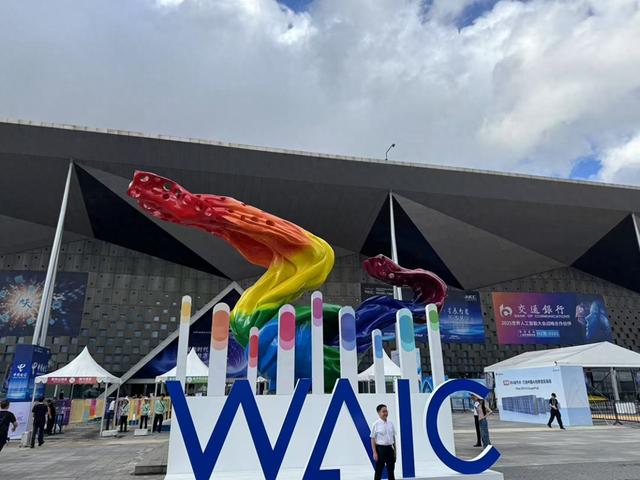 2025 WAIC观察：机器人从“秀场”驶向“实训场”，“大脑革命”成关注焦点