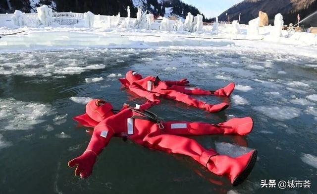 穿成“龙虾”漂在冰湖里！除了滑雪，乌鲁木齐冬日还能这么玩→