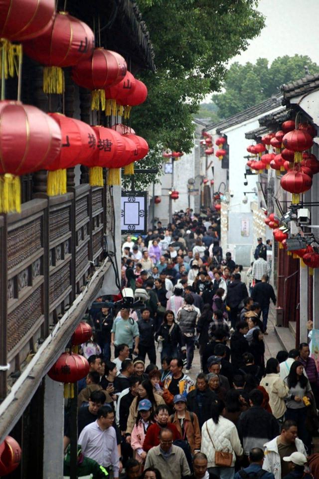 江苏苏州：古街周末人气旺