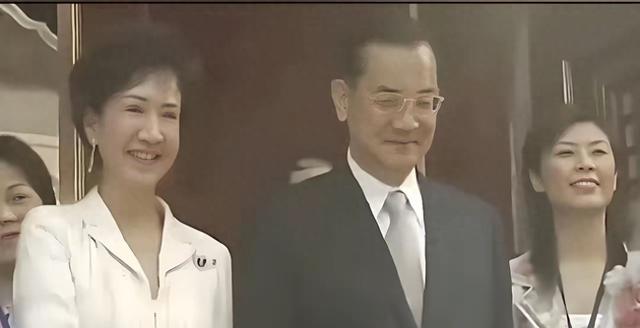 为何20年后	，人们还对郑丽文在故宫的身影念念不忘？