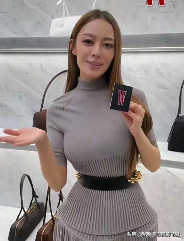 31岁吉娜近照曝光，胸部形状有些不自然，看起来比之前丰满了不少