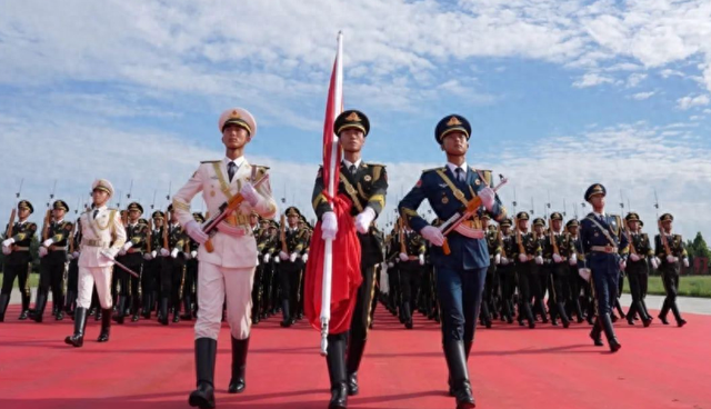 九三大阅兵临近，特朗普却突然对中方喊话，呼吁与美俄共同削减核武