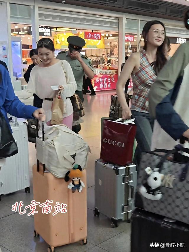 女民兵携彩色拉杆箱返程，连阅兵靴都来不及换，时尚穿搭十分吸睛