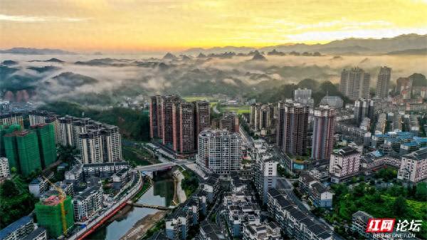 湖南通道：朝霞染天，云雾裹城，这座侗乡小城晨起即画卷