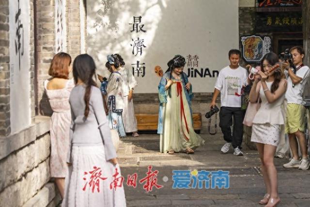古城秋韵邂逅国潮，彰显文化自信和传统之美