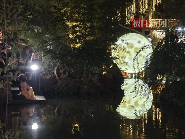 成都锦里中秋夜：烟火气十足的“慢生活”佳节，陌生游客分享美照互送祝福