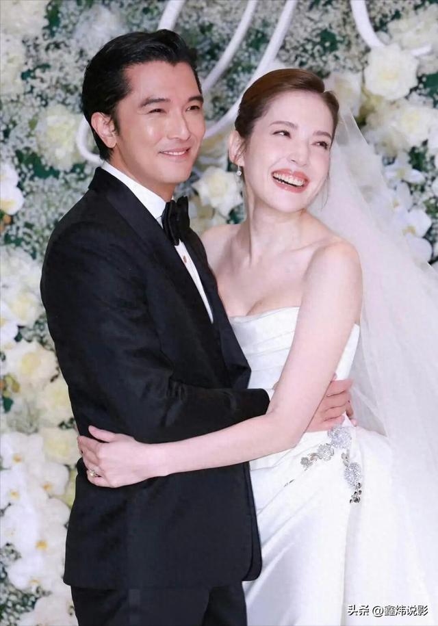 438人见证的梦幻婚礼	，3万白玫瑰不敌李靓蕾深V战袍