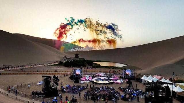 鸣沙山月牙泉七夕夜：情侣夫妻齐聚爱情圣地共谱浪漫乐章