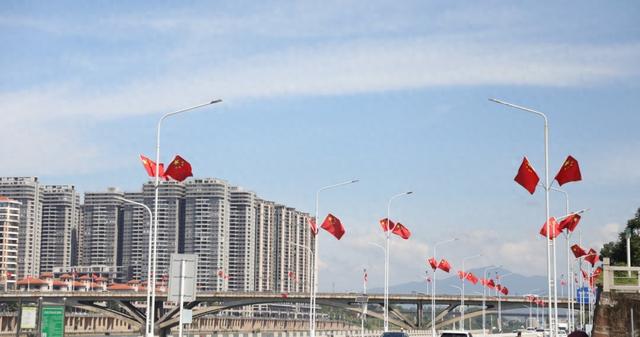 【迎国庆·颂祖国】龙川换上 “中国红” 盛装，满城喜色漾起浓浓爱国心
