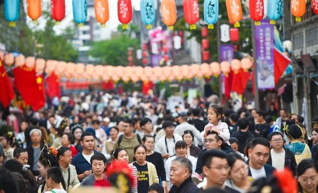 奔腾的中国：2025国庆中秋长假出行消费报告