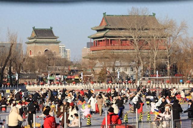 北京什刹海前海冰场人流如织