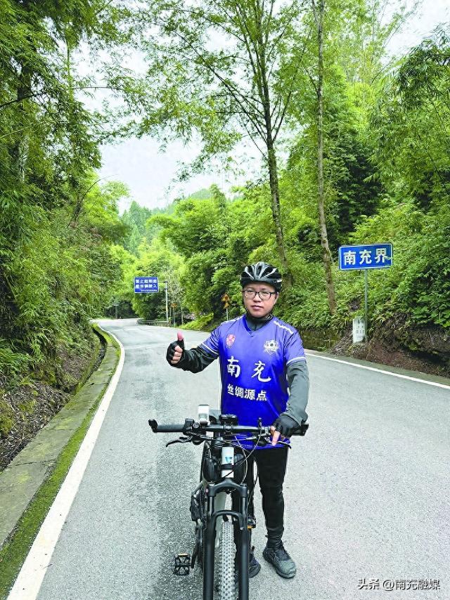 骑行92公里到广安 南充球迷为家乡球队助威