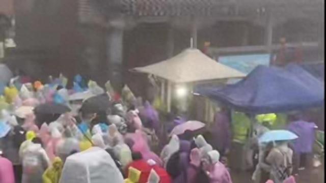 大量游客在泰山突遇降雨大风，厕所挤满过夜的人，出行前关注天气