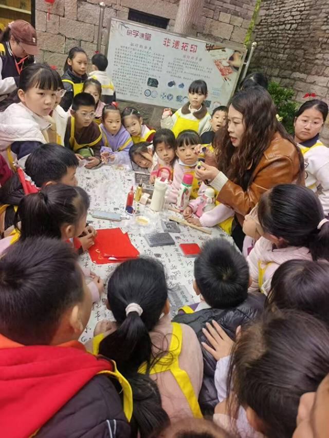 核桃园镇前王庄村红色研学之旅 点亮成长之路