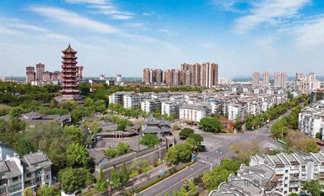 四川南部小城，与网红荣昌一字之差，为何游客都往隔壁邻居家跑？