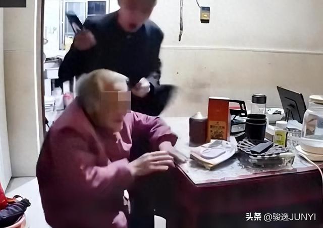 “男子殴打92岁母亲”事发地：邻居称老人四女一子 打人者为小儿子