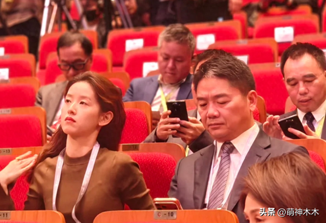 刘强东搀扶章泽天，女方态度冷淡疑似冷战，像极黄晓明给杨颖提裙