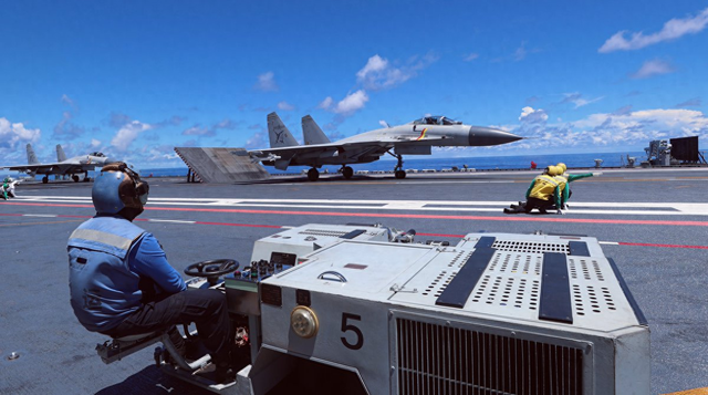 距离148公里，突然锁定日本战机！解放军歼-15T，优势毫无悬念