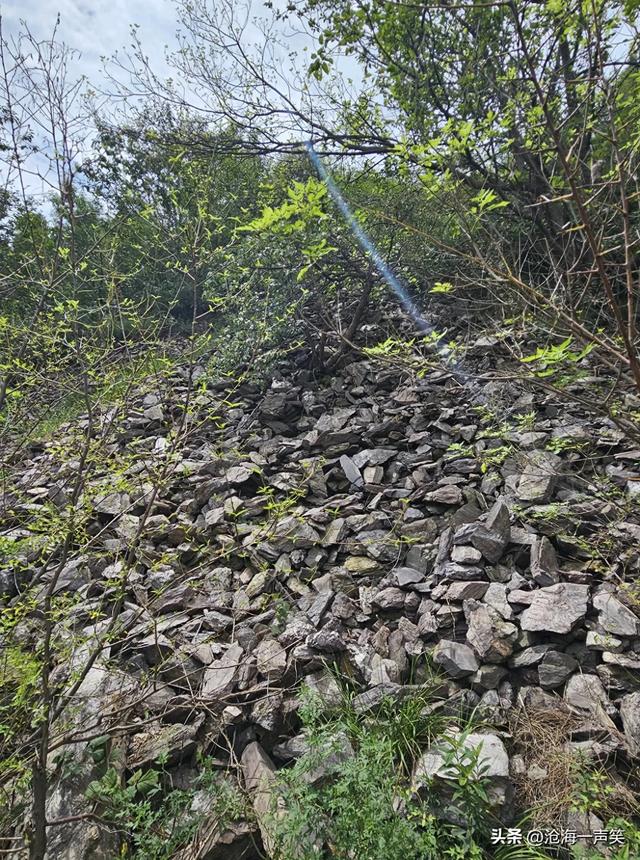 爬山遇到的碎石堆，山体滑坡的条件之一，泥石流形成的条件之一