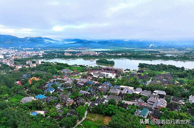《西双版纳 澜沧行》西双版纳傣族园 傣寨与佛塔相映的热带画卷