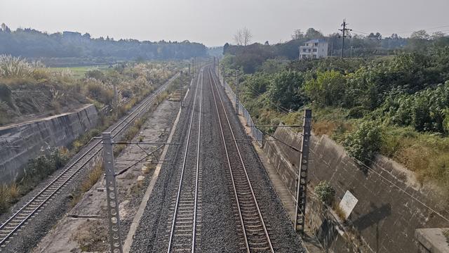 守着一段铁轨，等一列火车：梅家沟、谭家坝的慢时光与远方
