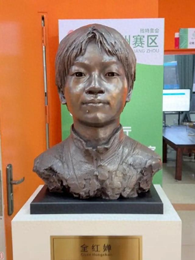 广州一学校为全红婵设立雕像？校方回应：非单独塑像	，还有陈艾森、刘诗雯等