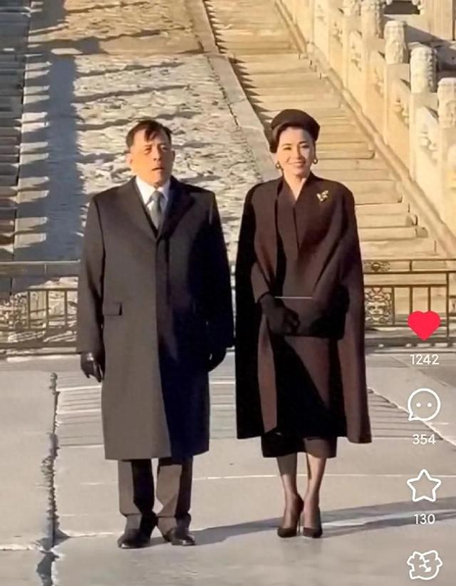 泰国王后故宫“冻”感亮相：细高跟踏碎冬日寒意