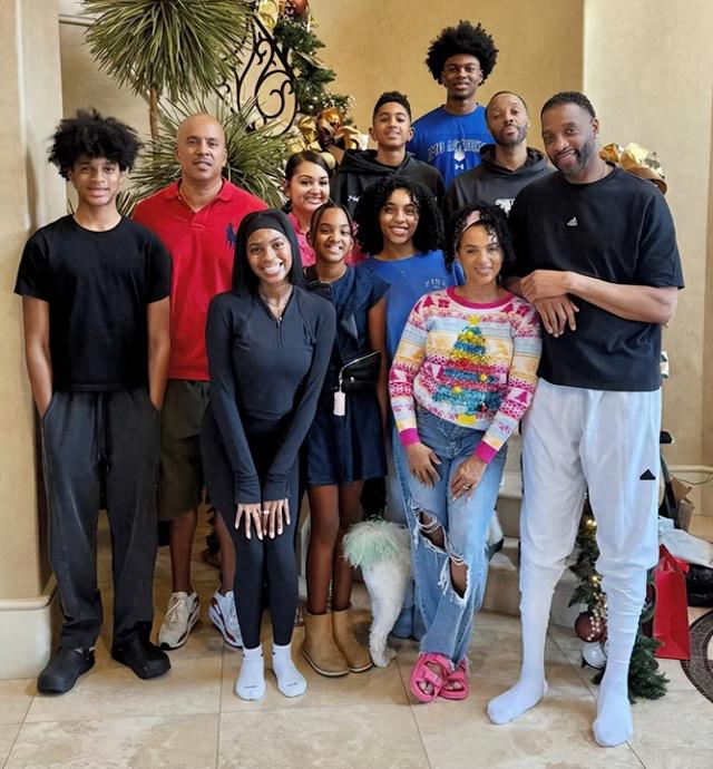 麦迪一家庆祝圣诞，夫妻感情好，女儿大学毕业，儿子也爱篮球