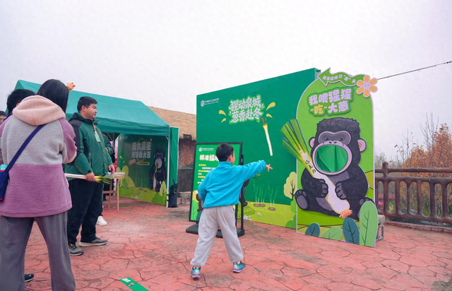 济南明“猩”入乡随俗吃上煎饼卷大葱