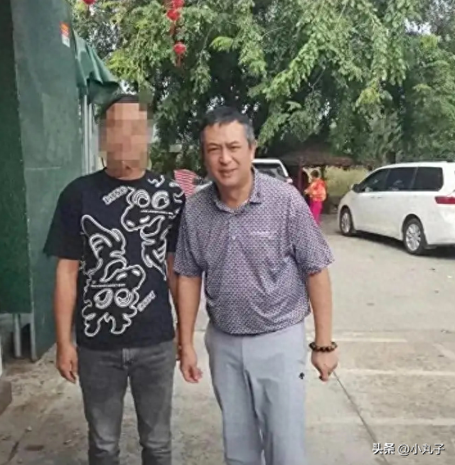 54岁张嘉译双鬓已白，腰已无法站直，瞬间显老许多，岁月不饶人