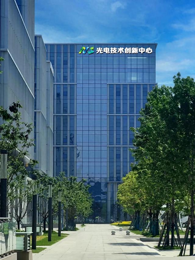国内首个光子专用大模型启动升级，挑战业内空白