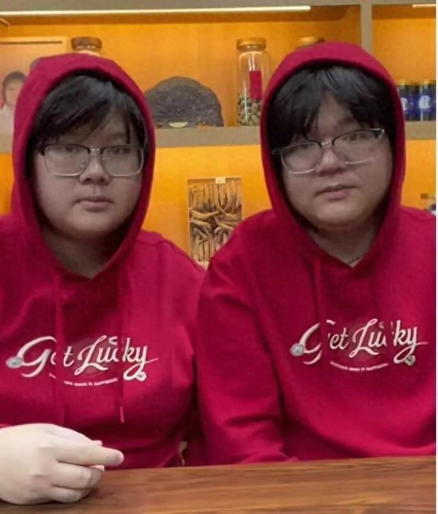 广东95后夫妻酷似双胞胎，被网友建议测DNA，妻子：相亲认识	，做过婚检，婚后越长越像
