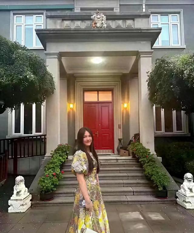 李湘在平台晒自家北京小院。大到让网友以为是景区，真的太有钱了
