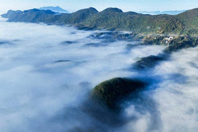 云雾为墨 晨雾奇观引人沉醉