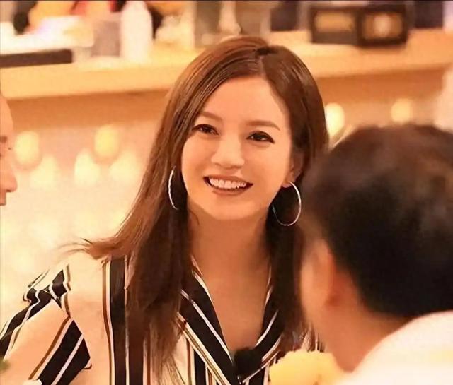死心不息！劣迹艺人赵薇走投无路，15岁女儿成她的最后一根稻草