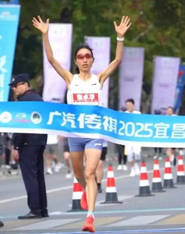 解聘传闻真相大白2个月，女护士张水华近况曝光	，白岩松没说错