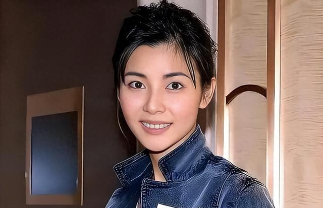21岁拍三级，30岁被出轨，38岁嫁大佬，如今52岁没孩子也被宠成宝