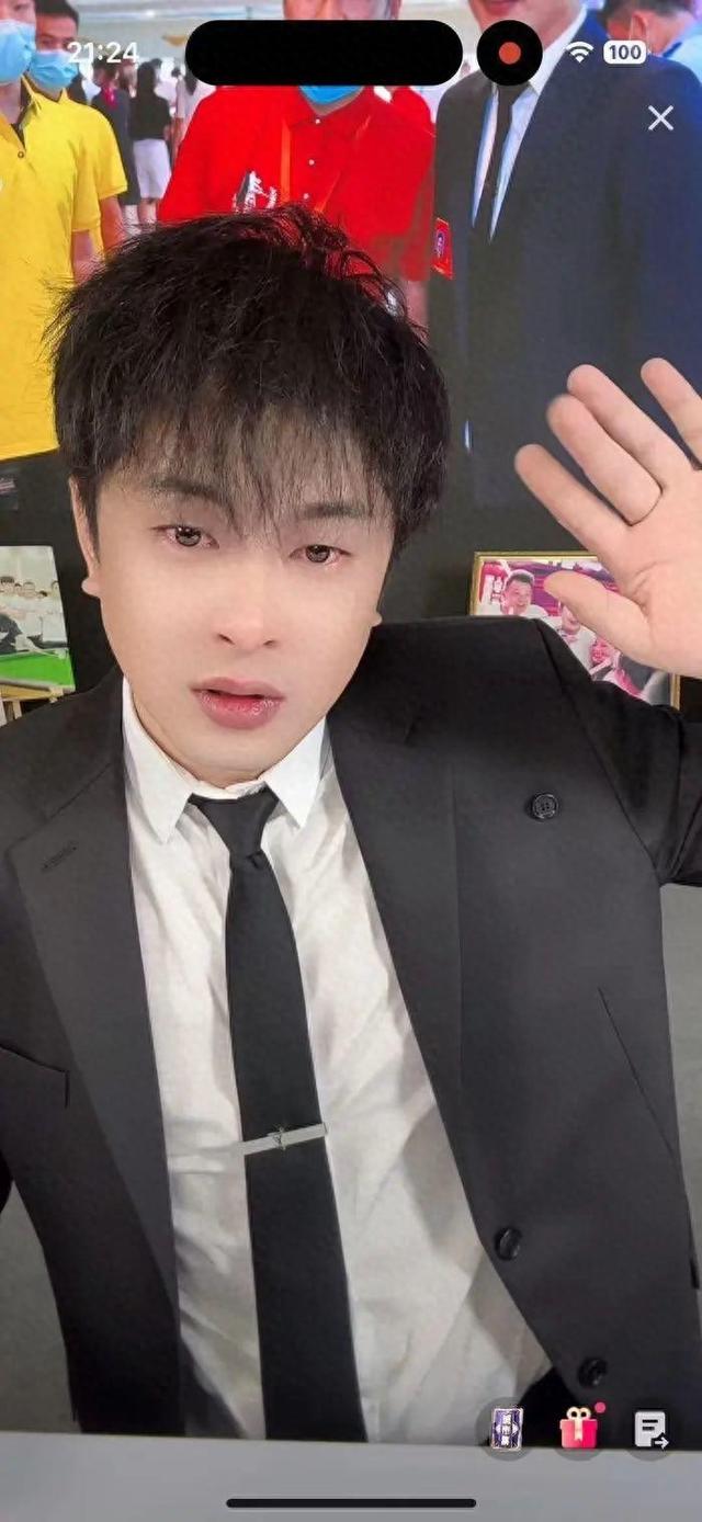 头部主播辛巴自曝肺功能年龄相当于95岁，其退出直播行业，妻子接管辛选集团