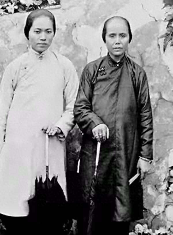 1912年老照片，孙中山妻妾并肩而立，那份姐妹情深让人动容