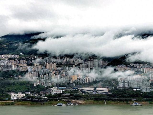 巴东：云雾绕山间 山城入画来