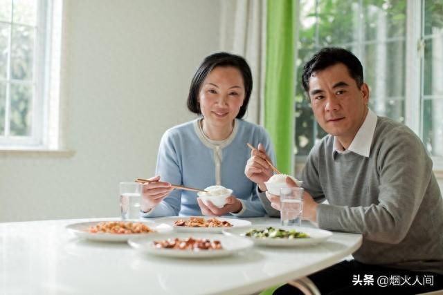 我55岁，搭伙过两个女人后发现，女人上了年纪也很折腾